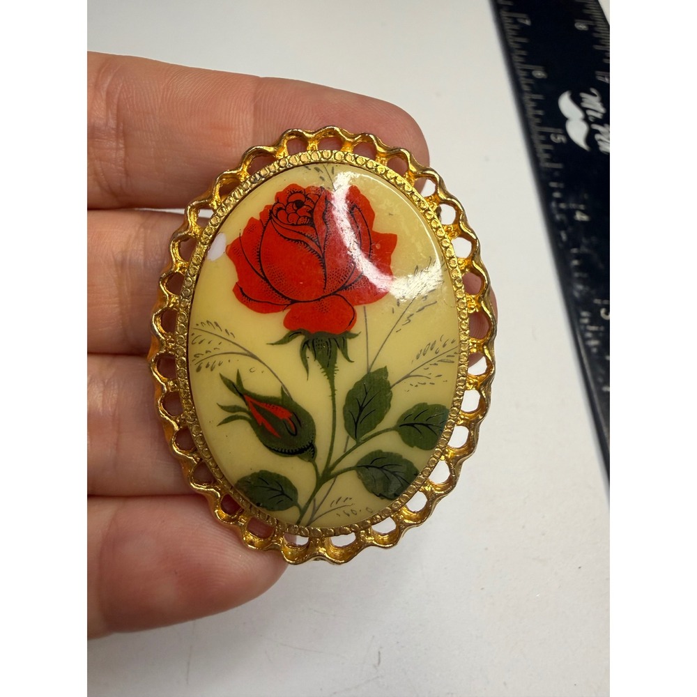Vintage Red Rose Floral Oval Brooch Gold Tone Scalloped Edge Border Pin